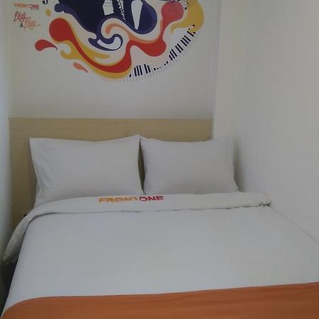 Djo Front One Inn Bengkulu Esterno foto