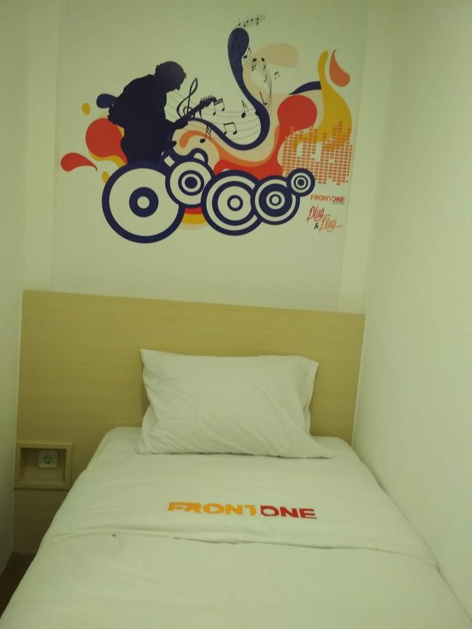 Djo Front One Inn Bengkulu Esterno foto