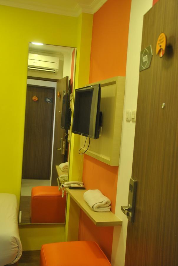 Djo Front One Inn Bengkulu Esterno foto
